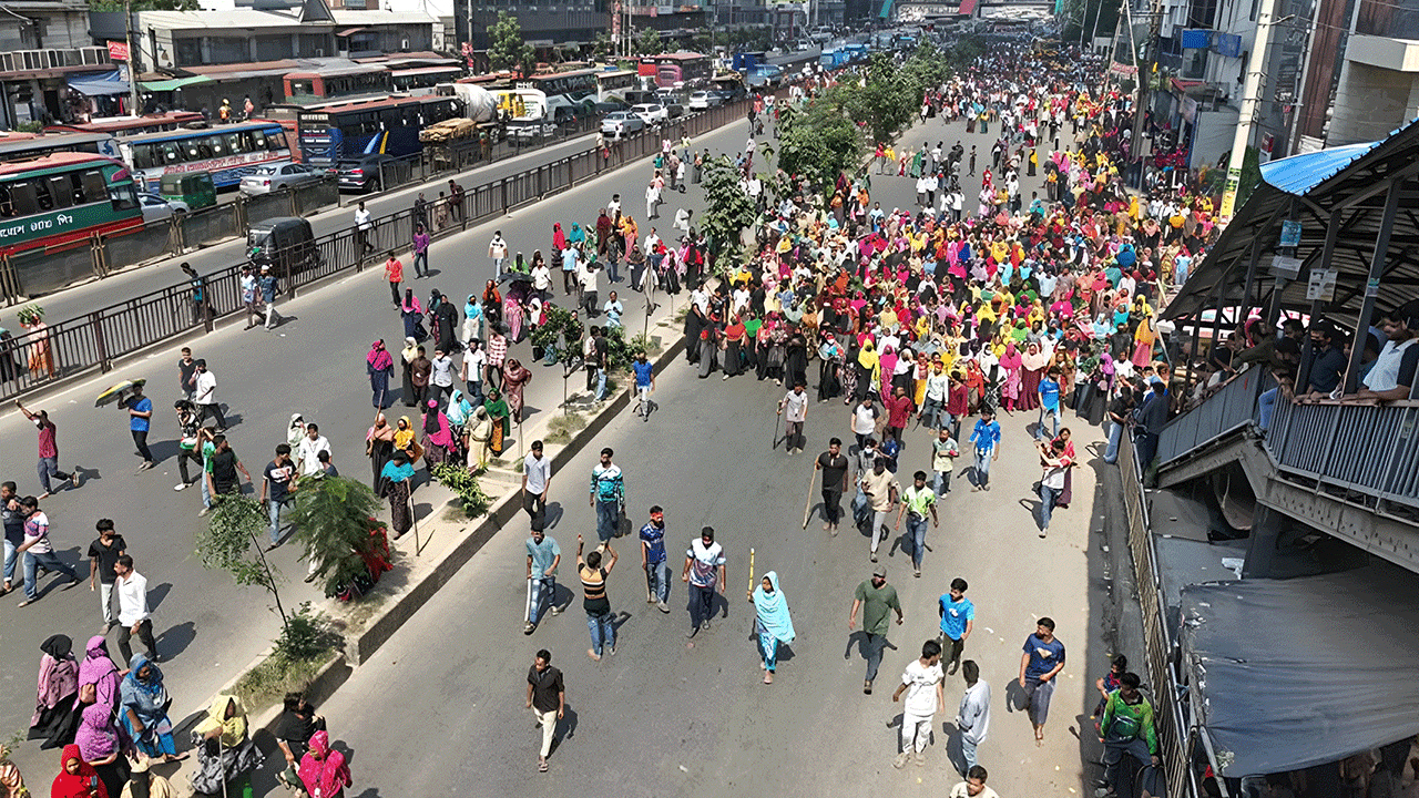 উত্তরায় টানা তৃতীয় দিন পোশাকশ্রমিকদের সড়ক অবরোধ, যান চলাচল বন্ধ