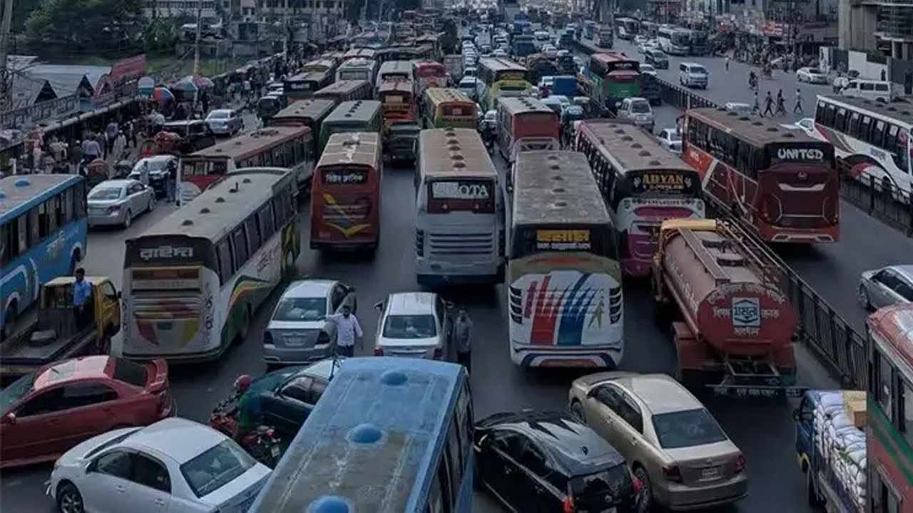 উত্তরায় দুই ঘণ্টা পর সড়ক ছাড়লেন পোশাকশ্রমিকেরা, যান চলাচল স্বাভাবিক