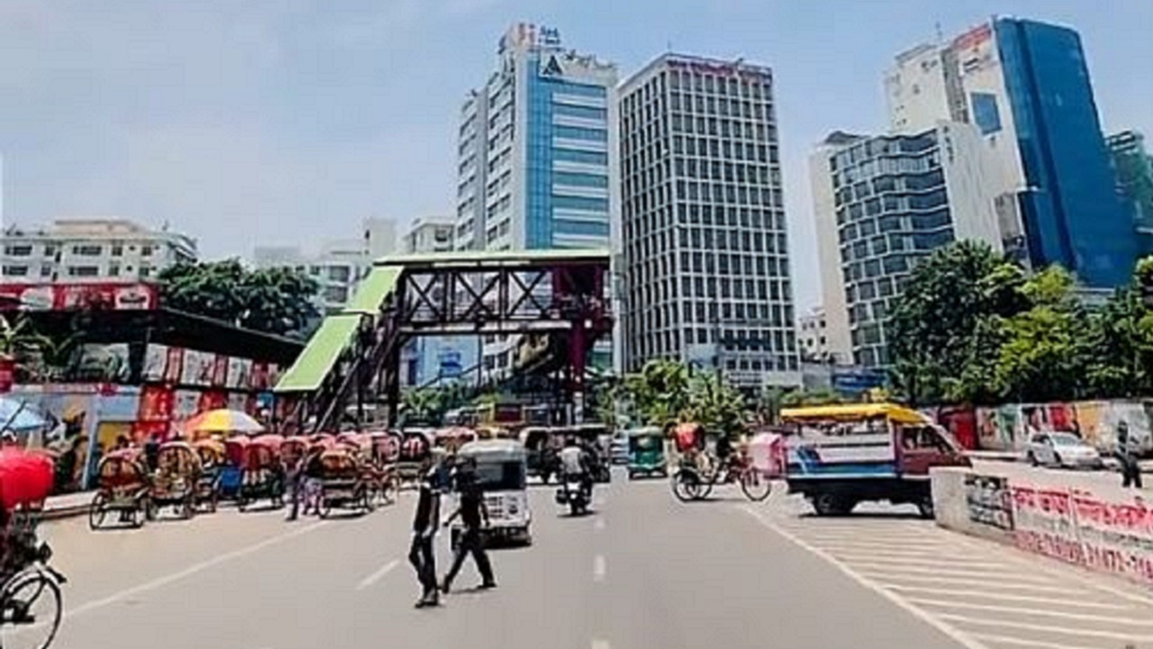 রাজধানীর সড়কে প্রাণ গেল দুই নারীর