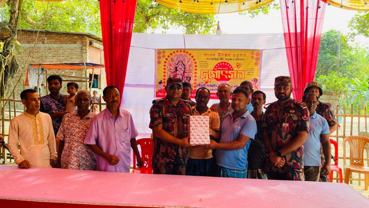 দুর্গাপূজার নিরাপত্তায় ফুলবাড়ী সীমান্তে ১০ প্লাটুন বিজিবি মোতায়েন