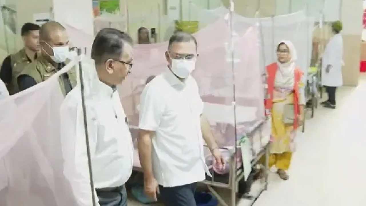 হাসপাতালে চিকিৎসকের কক্ষে ধূমপান, দেখেই বরখাস্তের নির্দেশ প্রধানমন্ত্রীর