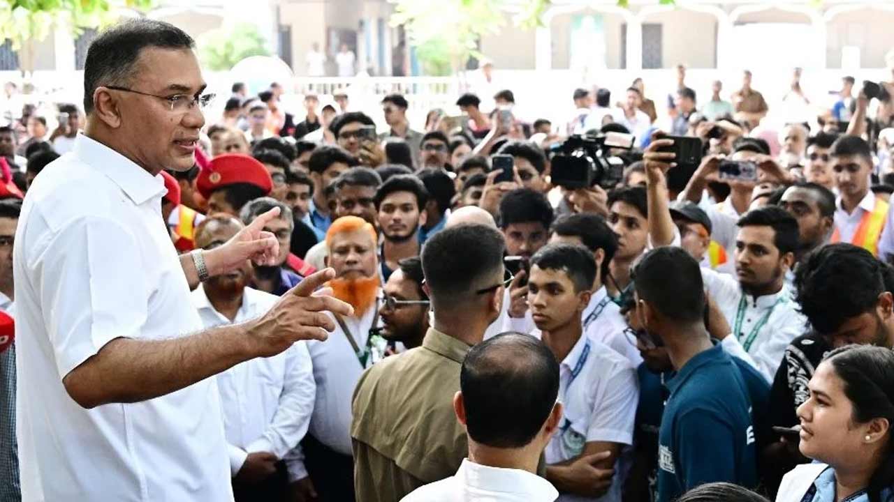 নিজ কলেজে গিয়ে শিক্ষার্থীদের দেশ গড়ার বার্তা দিলেন প্রধানমন্ত্রী