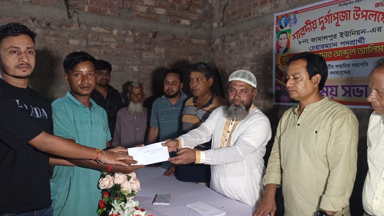জয়পুরহাটে ১৩ পূজামণ্ডপে ব্যক্তিগত তহবিল থেকে অনুদান দিলেন চেয়ারম্যান পদপ্রার্থী
