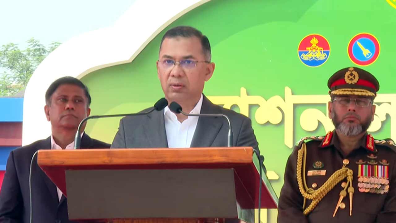 জাতীয় পতাকার মান রক্ষা করা সকল সৈনিকের পবিত্র দায়িত্ব: প্রধানমন্ত্রী