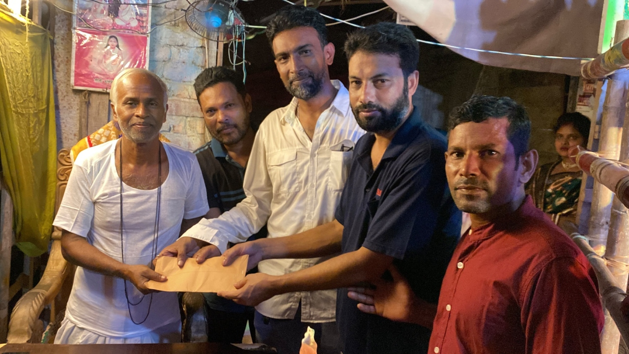 মঠবাড়িয়ায় ৭৯টি পূজামণ্ডপে যুবদল নেতা মামুন খানের অর্থসহায়তা