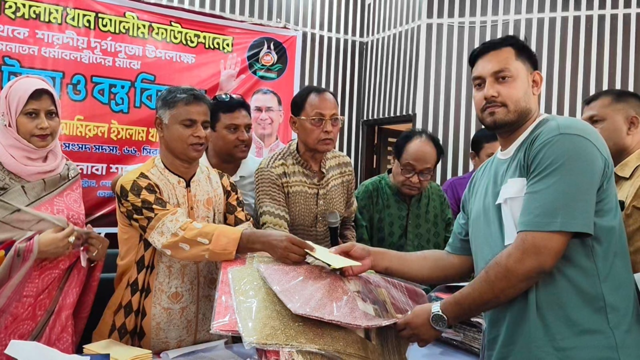 সিরাজগঞ্জে ৯৬টি পূজামণ্ডপে ১০ লাখ টাকা ও ৩০০ শাড়ি বিতরণ