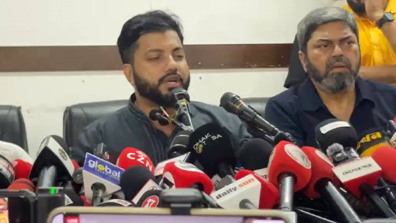 পদত্যাগের ঘোষণা দিতে সংবাদ সম্মেলনে ইশরাক