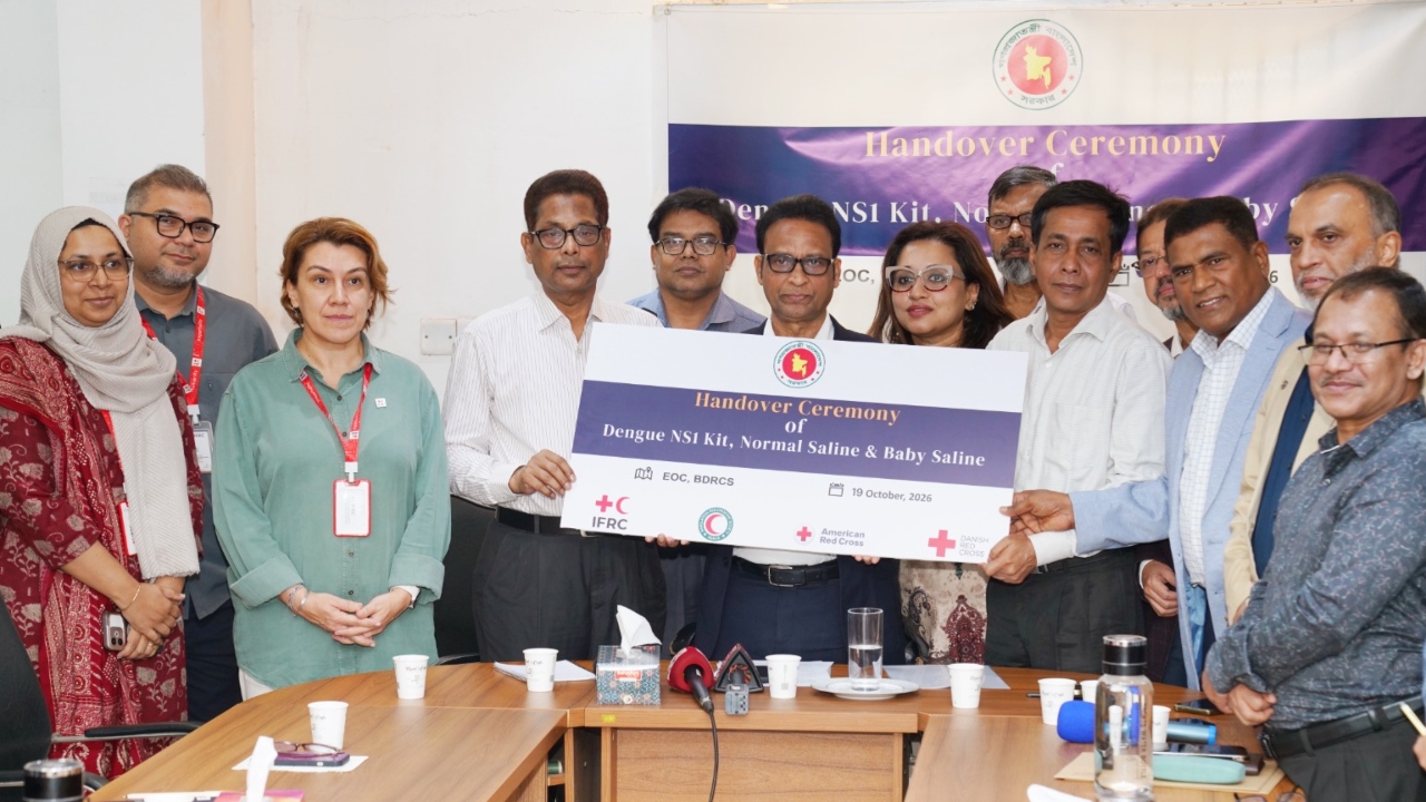 ডেঙ্গু মোকাবিলায় সরকারকে ৫০ হাজার টেস্ট কিট ও চিকিৎসাসামগ্রী দিল রেড ক্রিসেন্ট