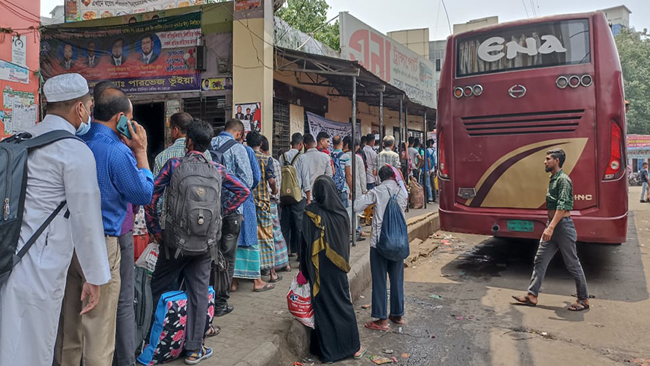 দুর্গাপূজার টানা ছুটি শুরু,&nbsp;ঢাকা ছাড়ছে মানুষ