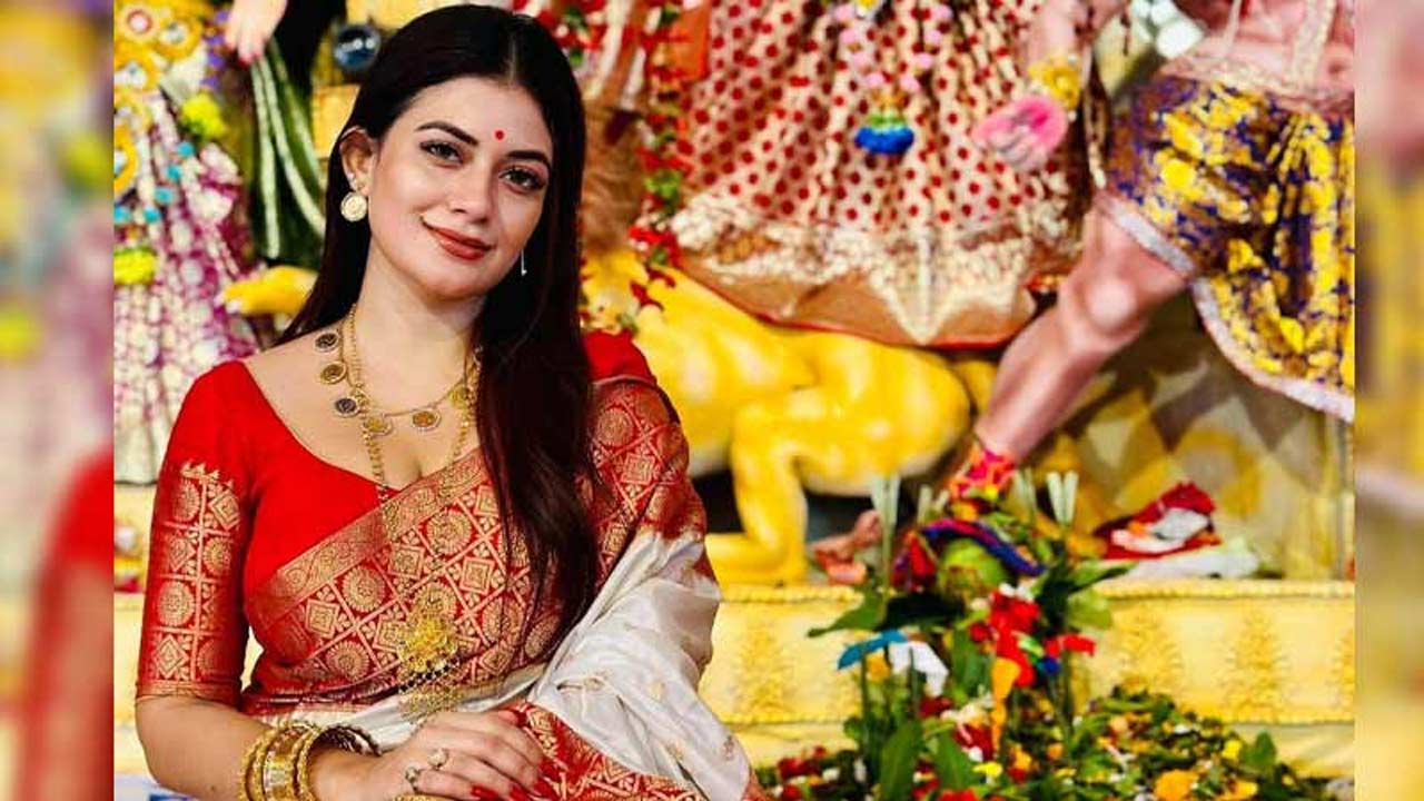 পূজায় ভালোবাসা ও সম্প্রীতির বার্তা দিলেন অভিনেত্রী মন্দিরা