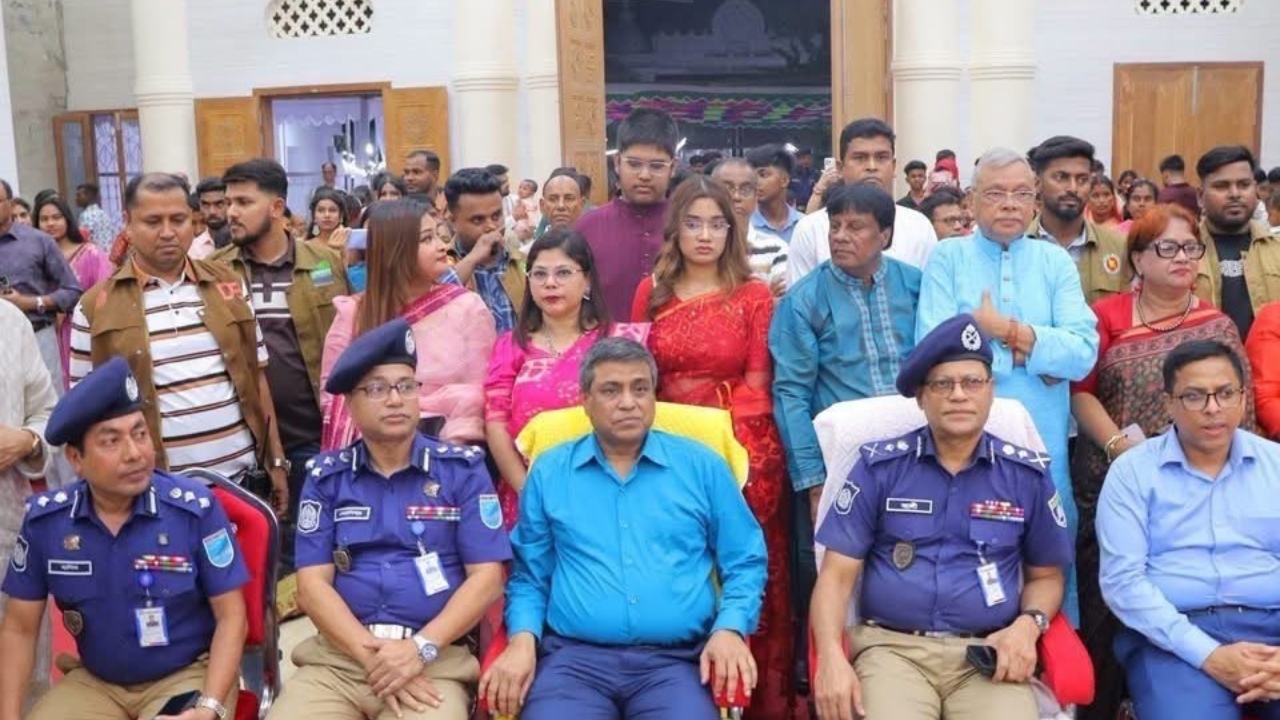 নারায়ণগঞ্জে দুর্গাপূজার মণ্ডপ পরিদর্শন করলেন বিভাগীয় কমিশনার