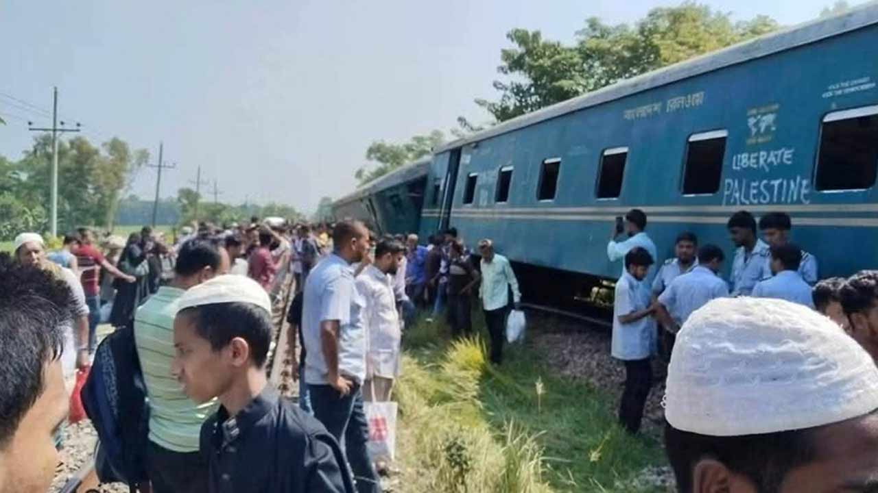 চট্টগ্রাম-ঢাকা রুটে ট্রেন চলাচল বন্ধ, লাকসামে লাইনচ্যুত তিন বগি