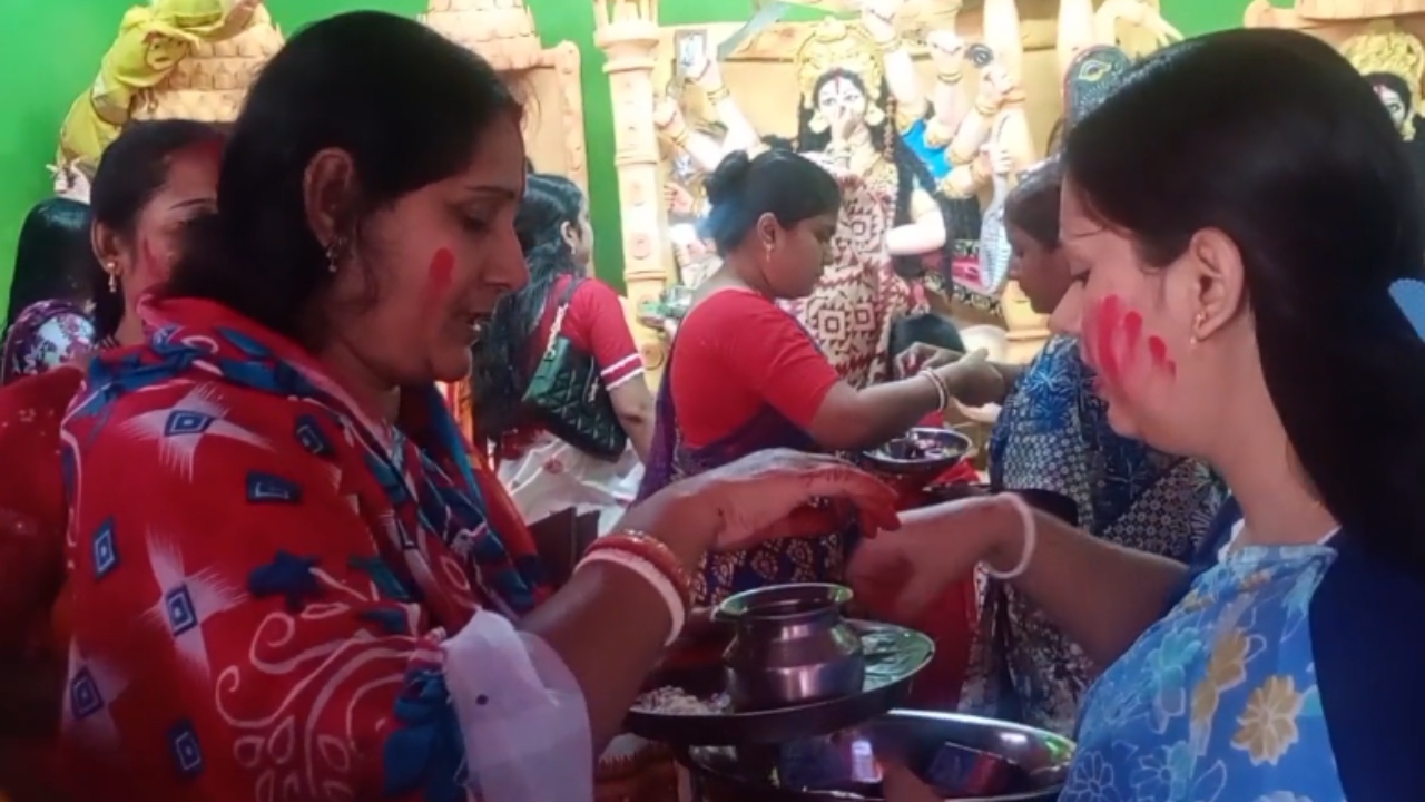 দিনাজপুরে বিসর্জন পূজার পর চলছে বিবাহিত নারীদের ঐতিহ্যবাহী সিঁদুর খেলা
