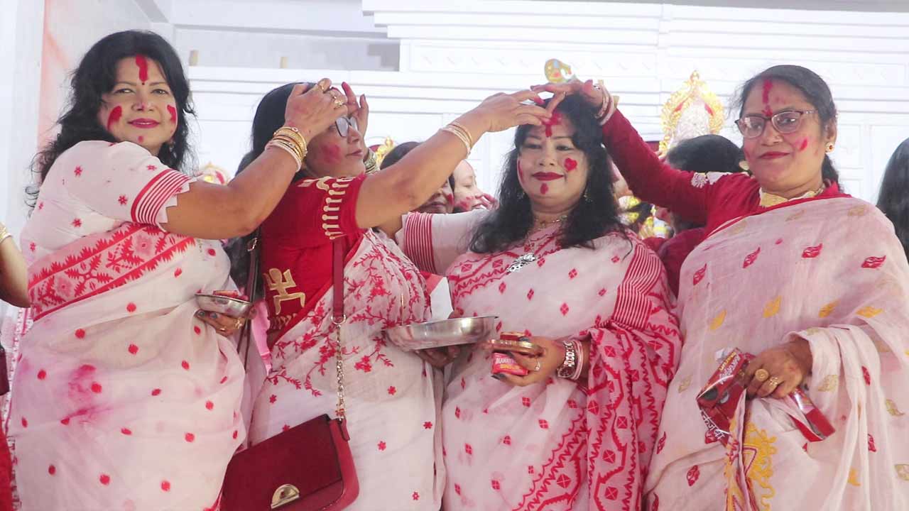 নওগাঁয় সিঁদুর খেলায় মাতলেন নারীরা, মণ্ডপে মণ্ডপে বিদায়ের সুর