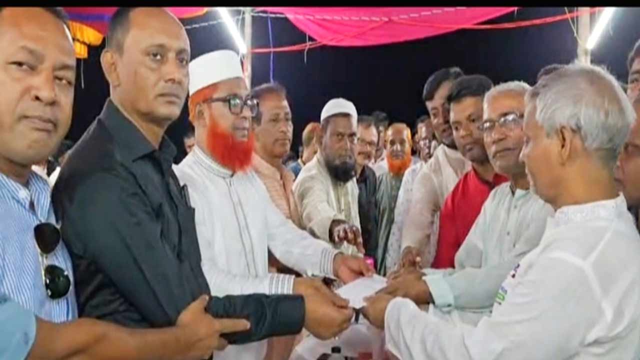 পটুয়াখালীর রাঙ্গাবালীর ছয় পূজামণ্ডপে বিএনপির অনুদান ও শাড়ি বিতরণ