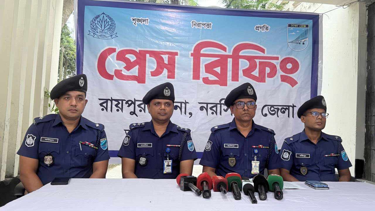নরসিংদীর রায়পুরায় তিন বিদেশি পিস্তলসহ গ্রেপ্তার ৩