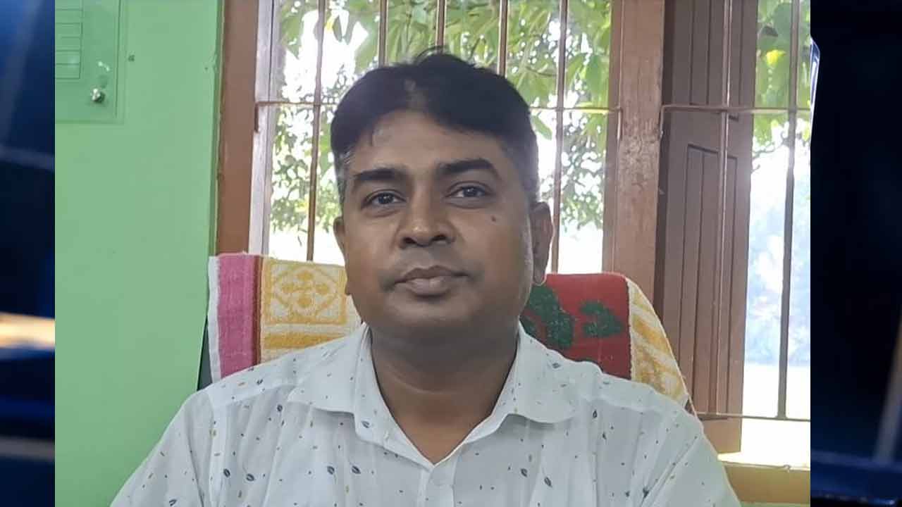 জেলেদের চাল বিতরণে অনিয়মের অভিযোগ প্রশাসক মাহবুবুর বিরুদ্ধে