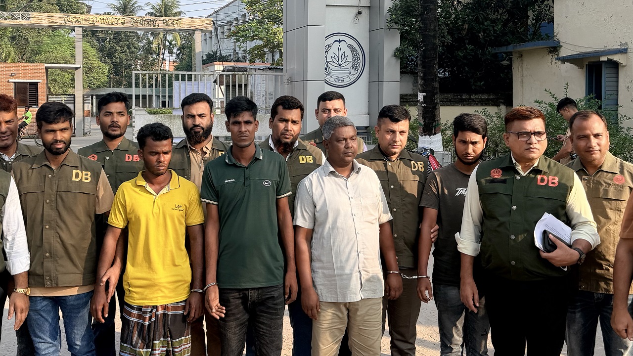 পাবনায় ডিবির পৃথক অভিযানে অস্ত্রসহ গ্রেপ্তার ৪