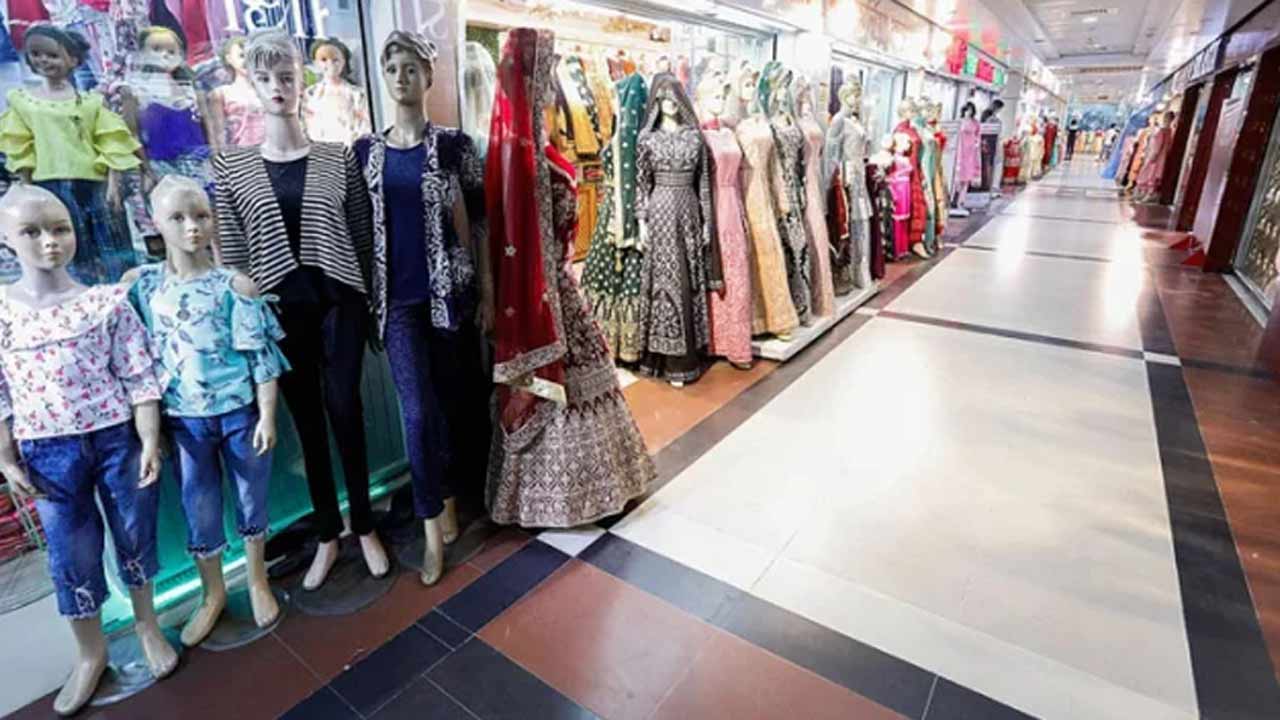 দুর্গাপূজার ছুটি শেষে আজ থেকে রাত ৮টায় বন্ধ দোকানপাট