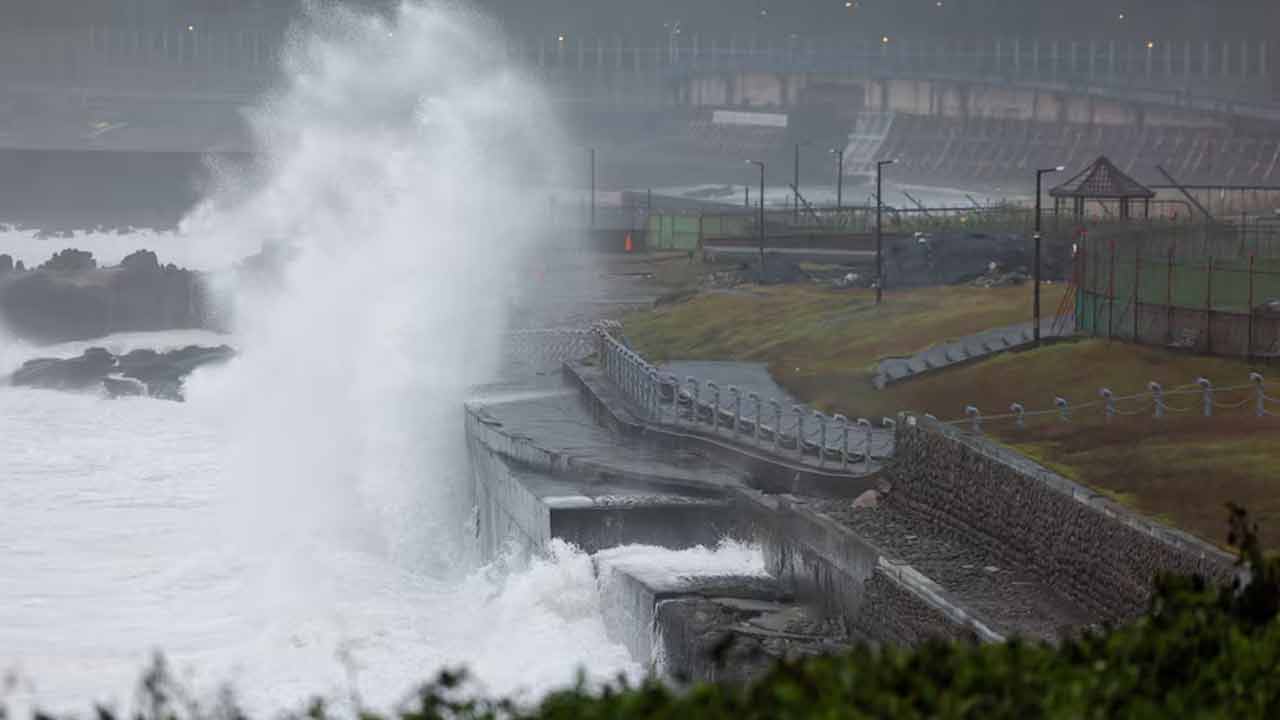 টাইফুন চাম্পির আশঙ্কায় অচল তাইওয়ান, বাতিল ৯৭৯টি ফ্লাইট