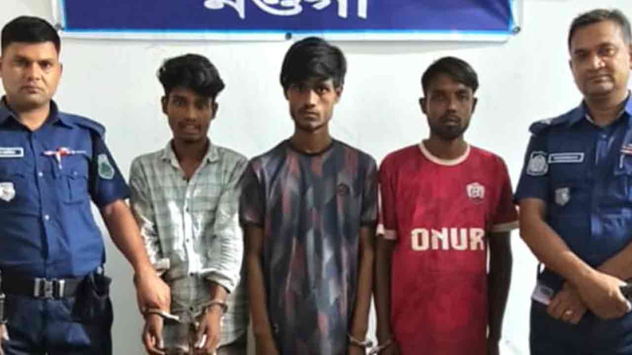 নওগাঁয় অস্ত্র, মাদক ও নগদ টাকাসহ গ্রেপ্তার ৩