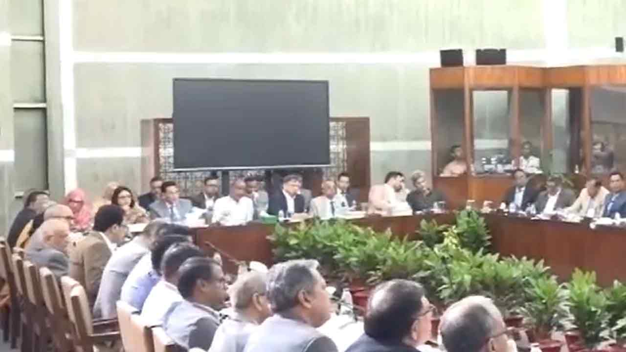 সংবিধান বিশেষজ্ঞ ও জ্যেষ্ঠ আইনজীবীদের সঙ্গে সংবিধান সংশোধন কমিটির বৈঠক&nbsp;