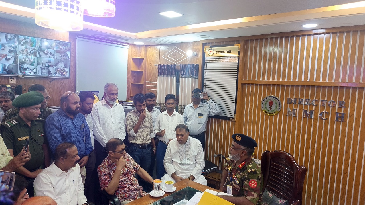 ময়মনসিংহ মেডিকেল কলেজ হাসপাতাল পরিদর্শনে স্বাস্থ্যমন্ত্রী সর্দার সাখাওয়াত হোসেন বকুল। ছবি: দেশ টিভি