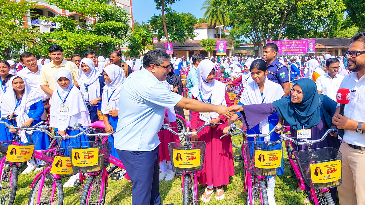 জাইমা রহমানের জন্মদিনে ৫৪৮ ছাত্রীকে বাইসাইকেল দিলেন প্রতিমন্ত্রী
