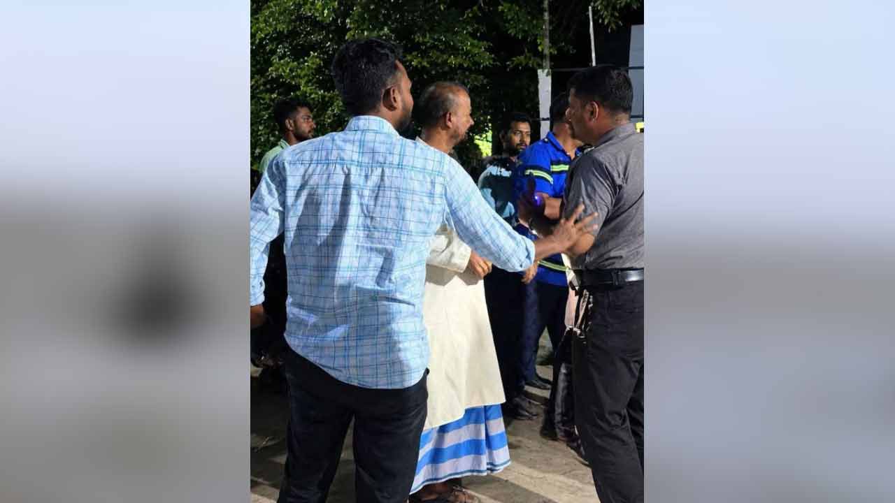 কোম্পানীগঞ্জে থানার সামনে দুই পক্ষের সংঘর্ষ