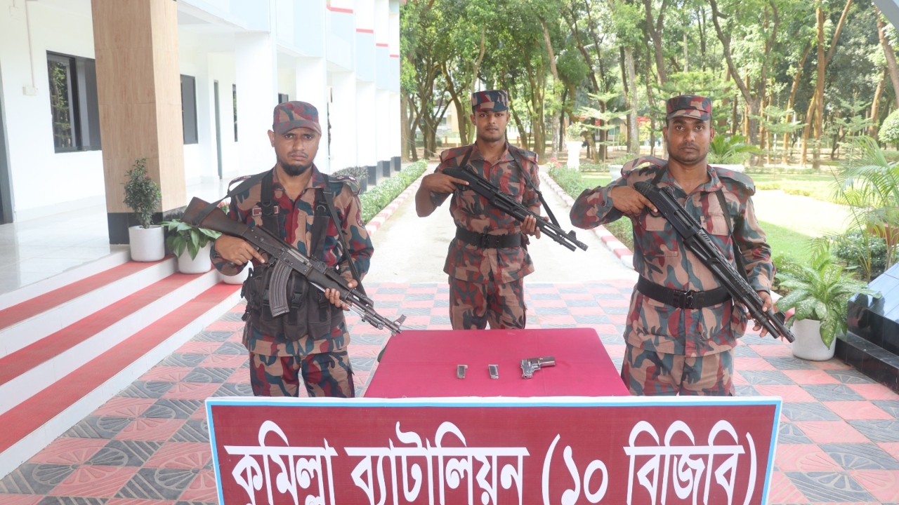 কুমিল্লার কটকবাজারে পরিত্যক্ত অবস্থায় বিদেশি পিস্তল ও ২ ম্যাগাজিন উদ্ধার