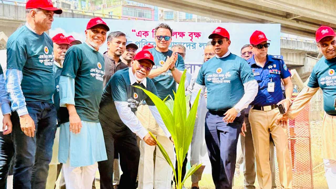 চট্টগ্রামে এক দিনে এক লাখ গাছ রোপণ