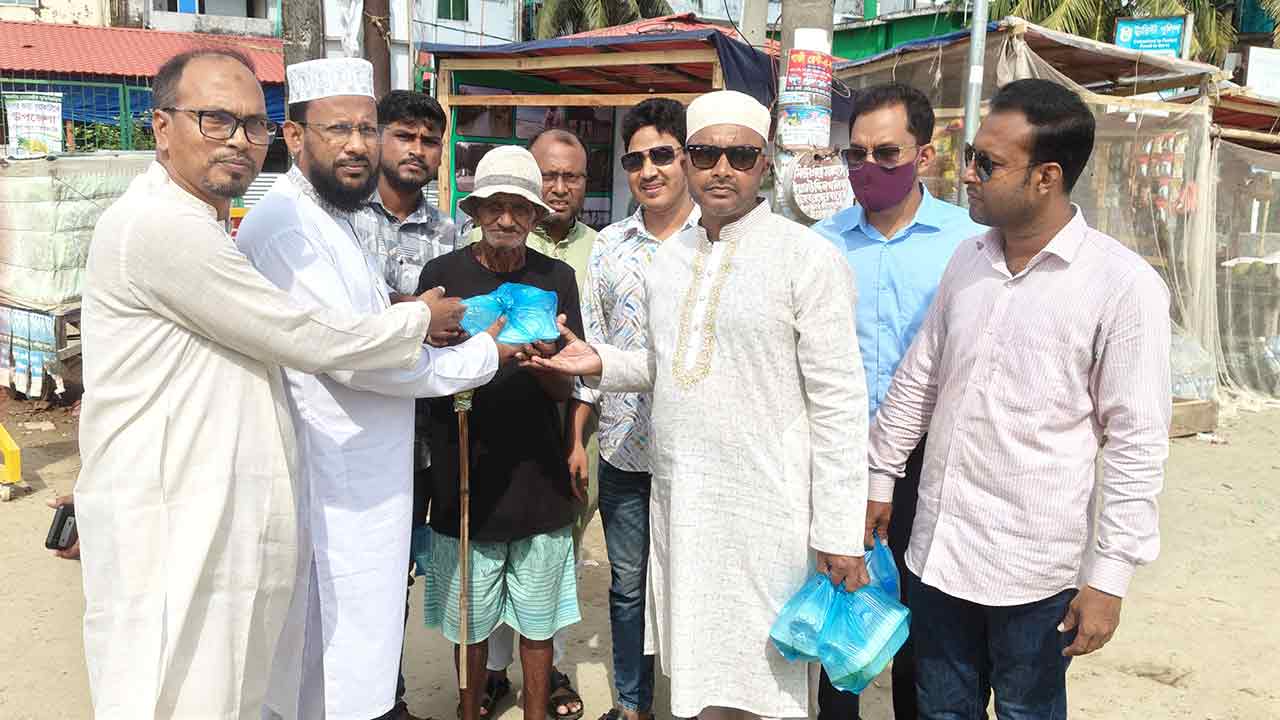 কুয়াকাটায় যুবদলের প্রতিষ্ঠাবার্ষিকীতে দোয়া ও খাবার বিতরণ