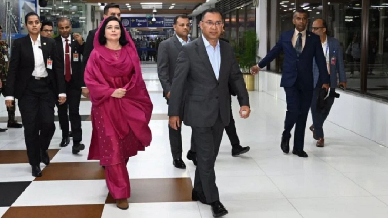 দুই ঘণ্টায় সারেনি ত্রুটি, বিমান থেকে নামলেন প্রধানমন্ত্রী