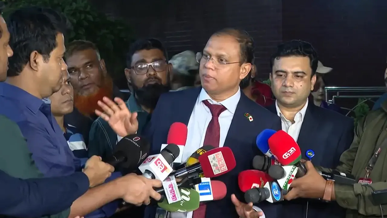 অন্য বিমানে ফেরার সুযোগ থাকলেও সফরসঙ্গীদের নিয়েই ফিরলেন প্রধানমন্ত্রী