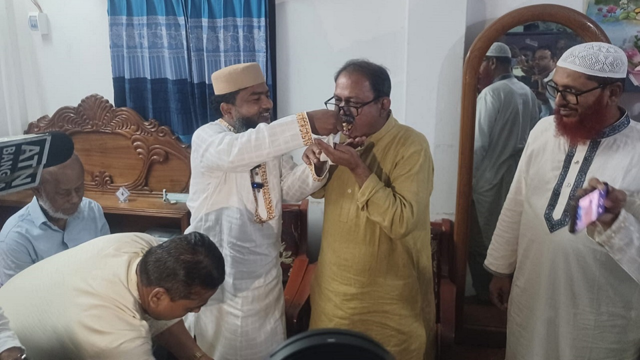 বিএনপির জয়ী প্রার্থীকে মিষ্টিমুখ করালেন জামায়াতের পরাজিত প্রার্থী