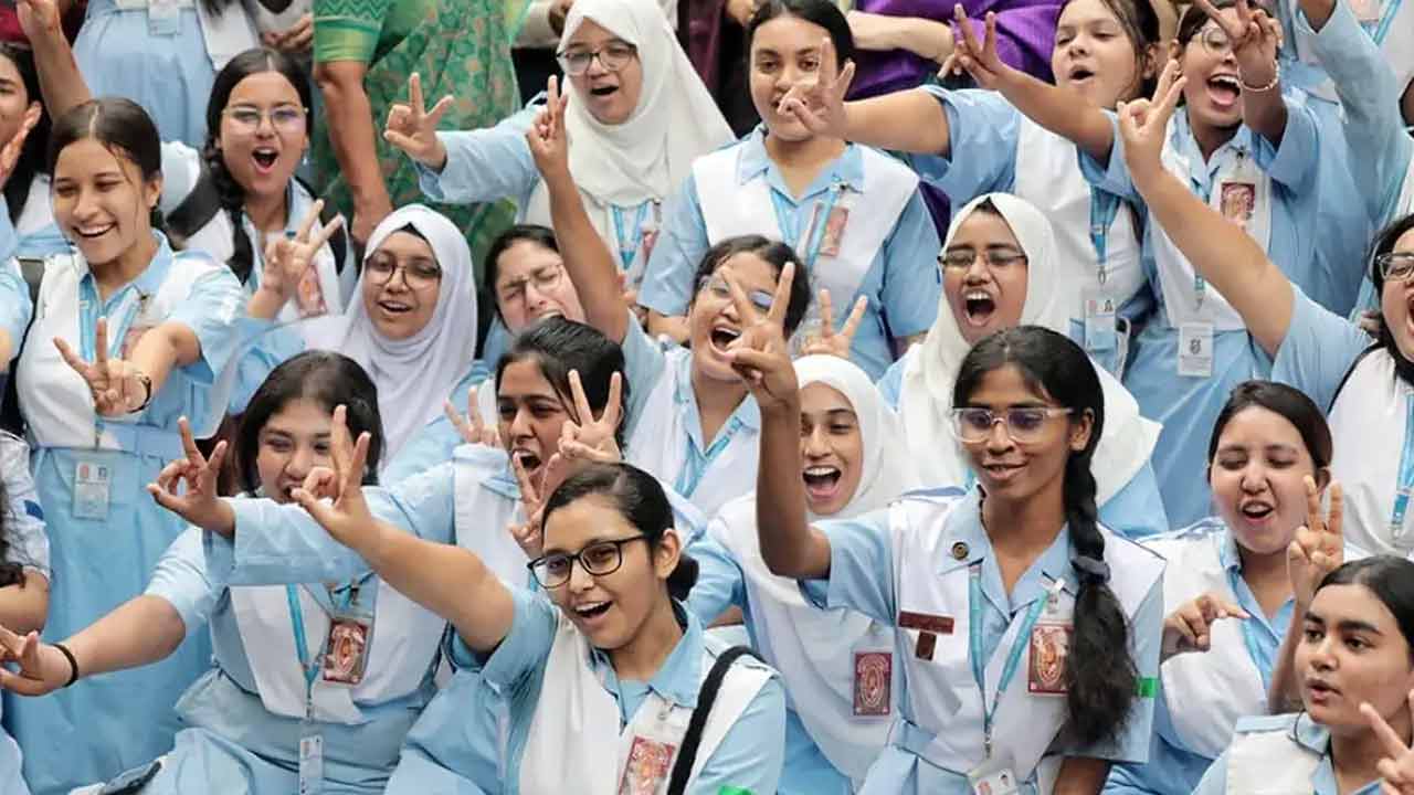 এইচএসসি ও সমমানের ফল প্রকাশ: পাসের হারে এগিয়ে ছাত্রীরা