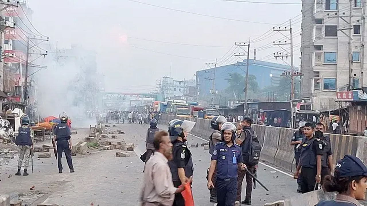 গাজীপুরে পুলিশের সঙ্গে শ্রমিকদের সংঘর্ষ