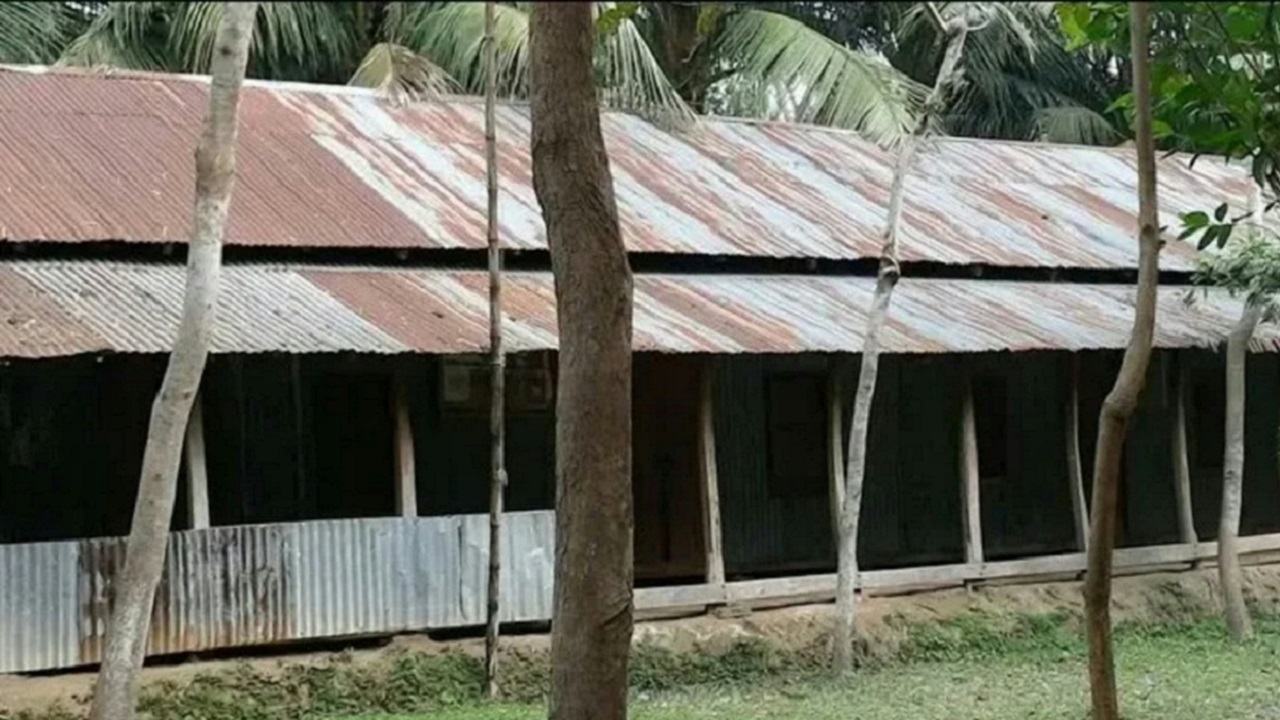 আট শিক্ষক মিলে পাস করাতে পারেননি এক শিক্ষার্থীকে